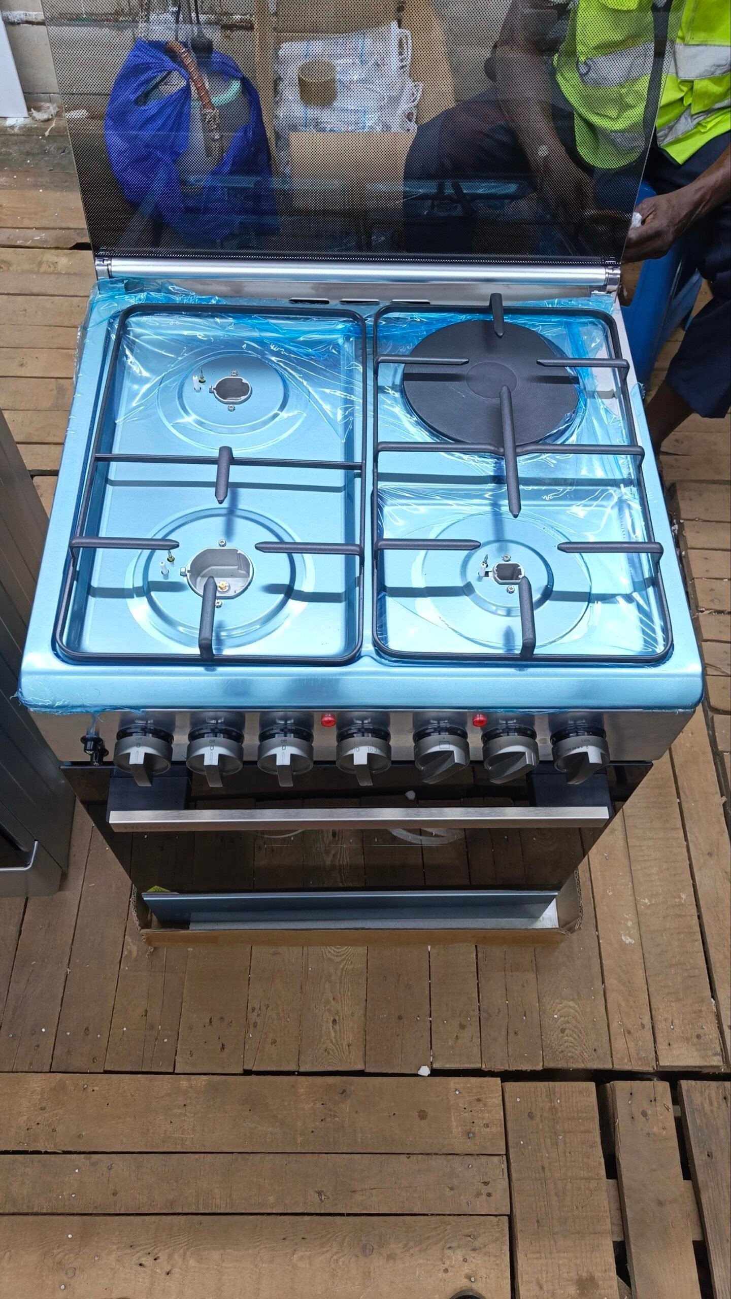 Hisense 60×60cm Cooker – 3 Gas Burners + 1 Electric Hotplate, Stainless Steel - Image 3